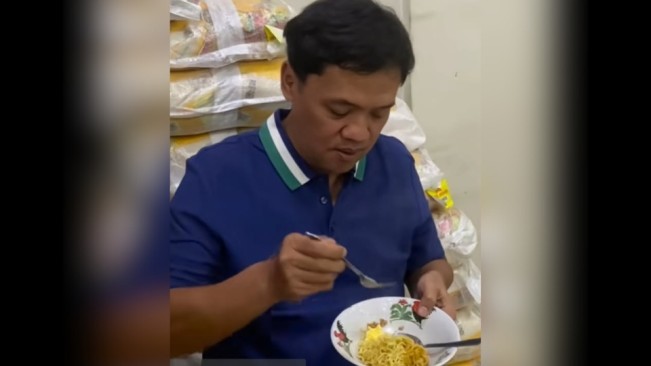 Ketua Komisi III DPR RI Habiburokhman makan mie instan yang dimasak pakai gas melon di posko relawan. [Instagram]
